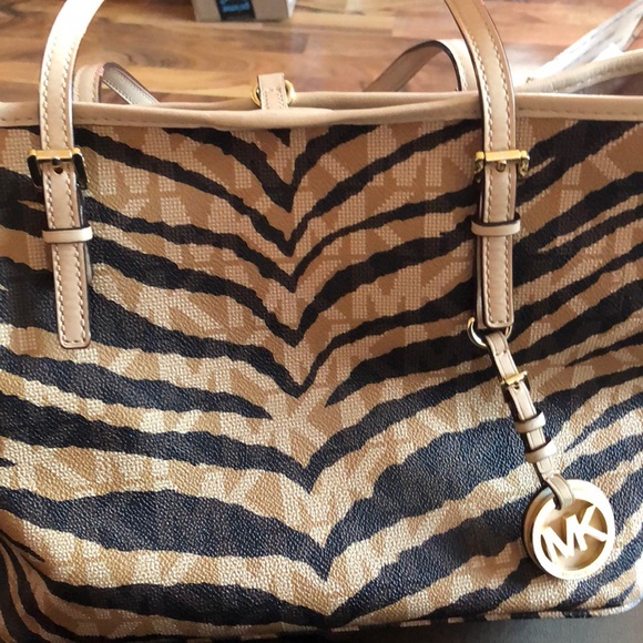 MK women’s jet set tiger stripe handbag - Picture 2 of 2